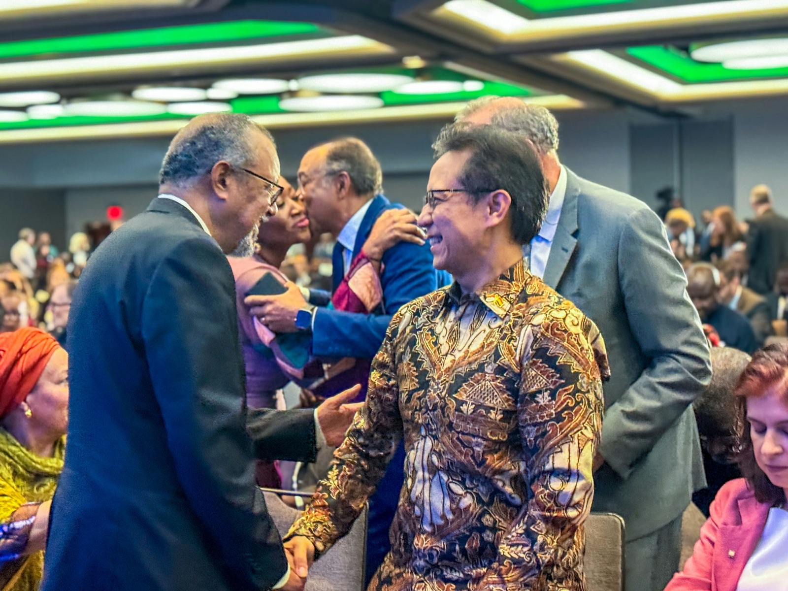 Budi Gunadi Sadikin greeting a delegate at UNGA 81